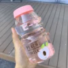 H048f427f834747bca11070b75cd0526aW-1.webp Botella Kawaii 480ml Forma Yakult para Niñas BPA Free - Werlivo