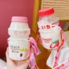 H6f4ffa61fc424f5d8e46e8371468719b6-1.webp Botella Kawaii 480ml Forma Yakult para Niñas BPA Free - Werlivo