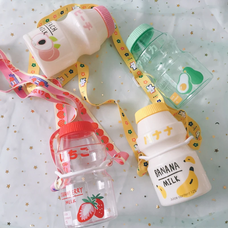 H9a78b5afd99a406b90432eee24360c1cg-1.webp Botella Kawaii 480ml Forma Yakult para Niñas BPA Free - Werlivo