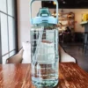 S2415da5b6aa34893b44d085a4fe16ac8j.webp Botella de Agua 2L con Sorbete para Deportes y Viaje - Werlivo