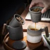 S7cb1097a283948b0b4740213b66c3a39e.webp Taza de Cerámica Retro con Mango de Madera y Tapa - Werlivo