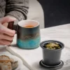 Se310862141044b50902b17a0d2311d34D-1.webp Taza de Cerámica con Infusor de Té y Mango de Madera - Werlivo